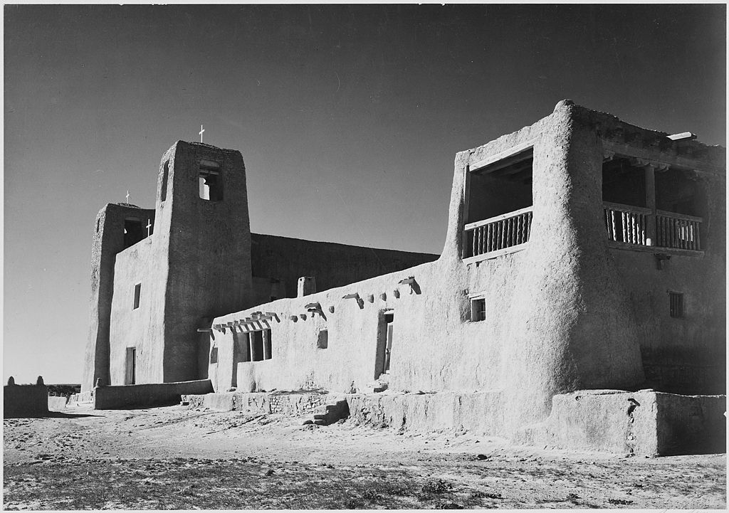 1024px-Corner_view_showing_mostly_left_wall,_-Church,_Acoma_Pueblo_(National_Historic_Landmark,_New_Mexico).-_(Misicn_de_San_Es_-_NARA_-_519833